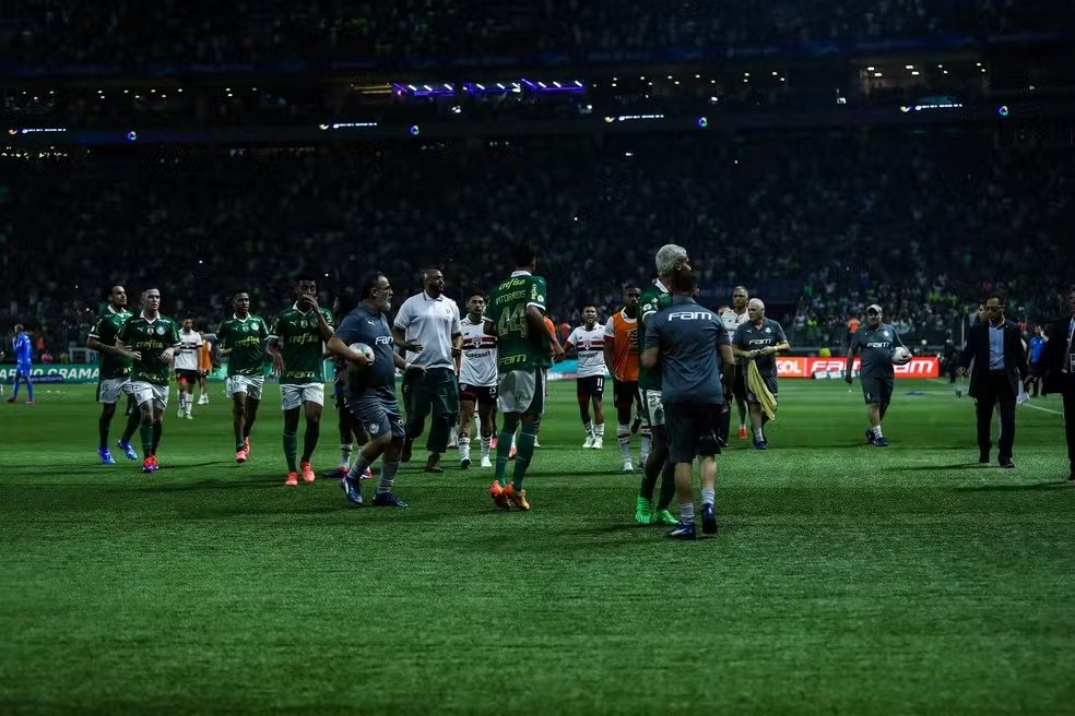 Bastidores Palmeiras: Reunião Explosiva Após Eliminação Revela Apoio Decisivo