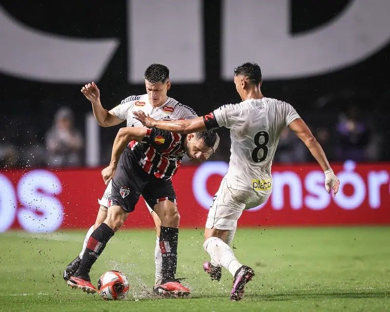 Santos Pode Negociar Laterais Souza ou Vinicius Lira por R$ 93 Milhões Ainda em 2025