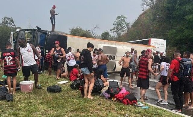 Torcedores do Flamengo Feridos Após Ônibus Tombar