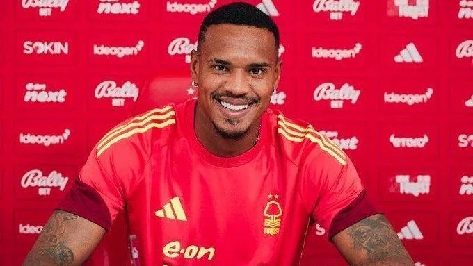Goleiro John, do Nottingham Forest