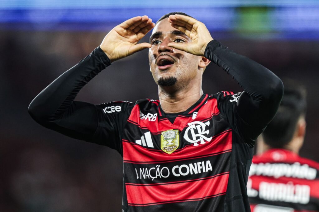 Ataque do Flamengo: Filipe Luís Blinda Samuel Lino em Meio a Trocas Constantes
