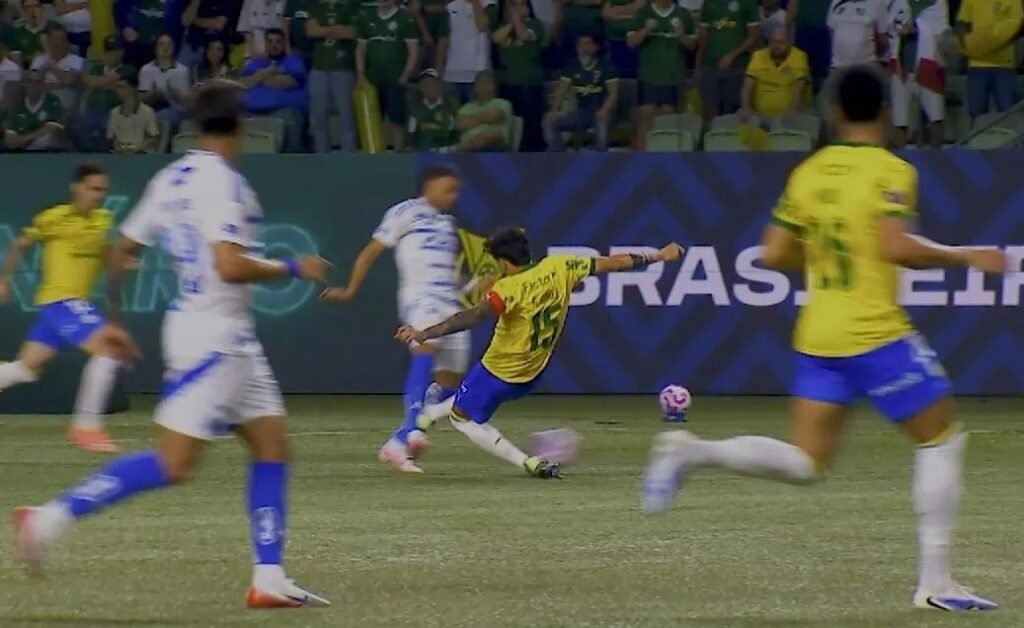 Wanderson, do Cruzeiro, Fora da Temporada Após Entrada Dura do Zagueiro Gustavo Gómez do Palmeiras