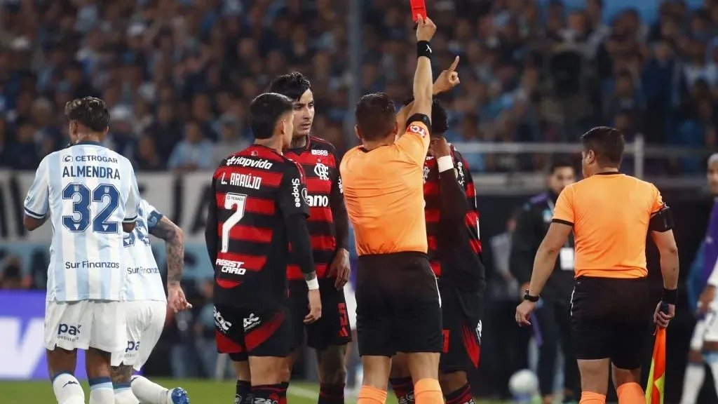 Áudio do VAR Revela: Soco na Genitália Levou à Expulsão de Plata na Libertadores