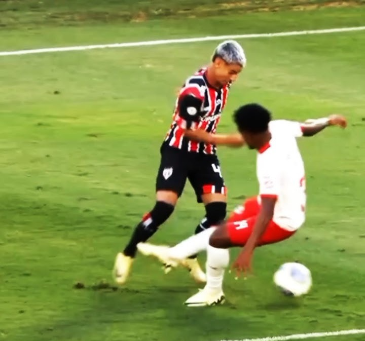 Caneta Humilhante! Jogador do Atlético Desconcerta Rival em Clássico da Série B