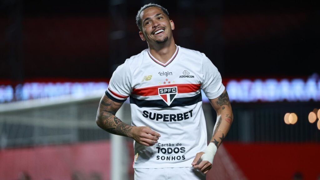 Luciano Alcança Centésimo Gol pelo São Paulo
