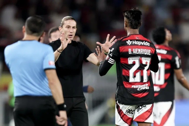 Final da Libertadores: Filipe Luís minimiza euforia e foca em próximos desafios do Flamengo