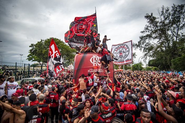 Multidão Escolta Ônibus do Flamengo na Saída do Ninho do Urubu e AeroFla 2025