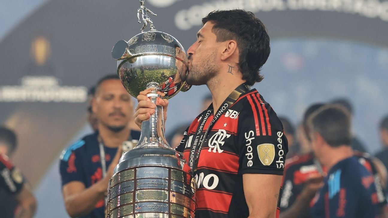 Arrascaeta Pressiona Flamengo por Renovação de Filipe Luís Após Título Histórico