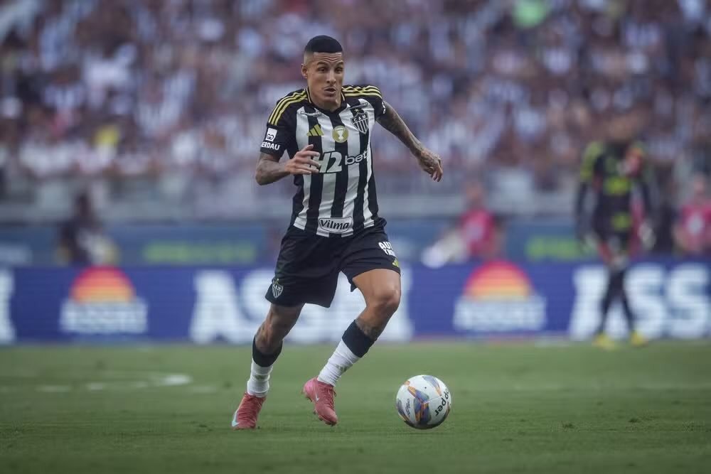 Arana Troca Galo pelo Flu: Lateral Ex-Corinthians Próximo de Laranjeiras